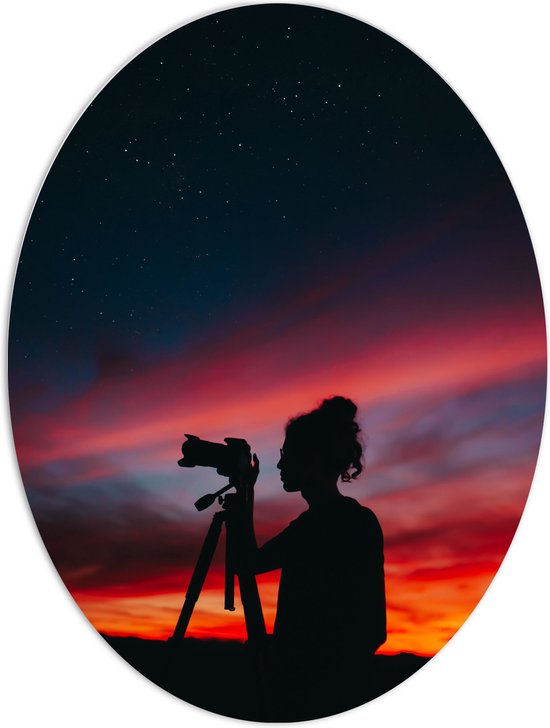 PVC Schuimplaat Ovaal - Silhouet van Vrouw achter Camera bij Zonsondergang - 60x80 cm Foto op Ovaal (Met Ophangsysteem)