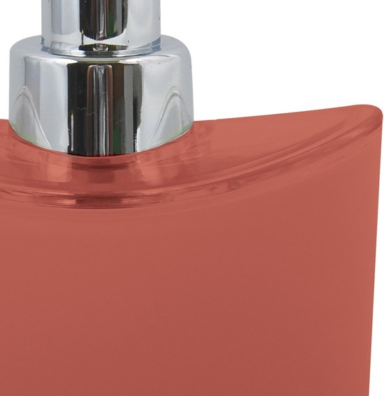 Een glanzende metalen pomp op een terracotta zeeppompje met gebogen lijnen.