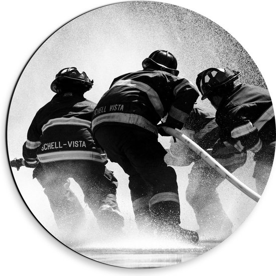 Dibond Muurcirkel - Brandweermannen in Actie met Brandweerslang (Zwart-wit) - 30x30 cm Foto op Aluminium Muurcirkel (met ophangsysteem)
