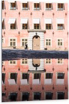 Dibond - Rozegekleurd Gebouw Vol Ramen - 80x120 cm Foto op Aluminium (Wanddecoratie van metaal)