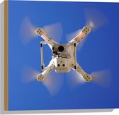Hout - Onderaanzicht van Vliegende Drone onder Blauwe Lucht - 50x50 cm - 9 mm dik - Foto op Hout (Met Ophangsysteem)