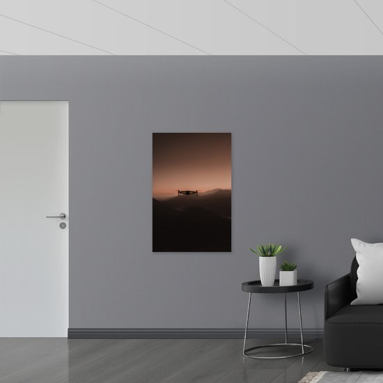 Dibond - Silhouet van Drone Vliegend door de Bergen - 70x105 cm Foto op Aluminium (Wanddecoratie van metaal)