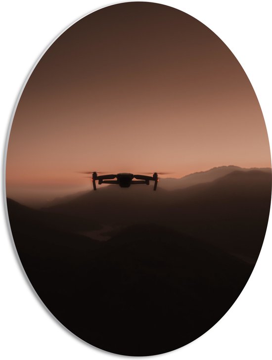 PVC Schuimplaat Ovaal - Silhouet van Drone Vliegend door de Bergen - 42x56 cm Foto op Ovaal (Met Ophangsysteem)