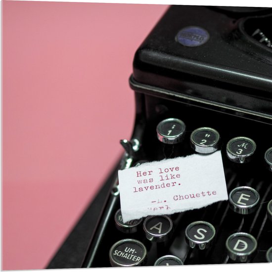 Acrylglas - Quote op Wit Papier Liggend op Zwarte Vintage Typemachine op Roze Achtergrond - 80x80 cm Foto op Acrylglas (Wanddecoratie op Acrylaat)