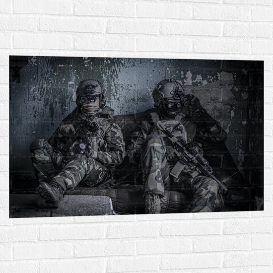 Muursticker - Twee Rustende Soldaten - 105x70 cm Foto op Muursticker