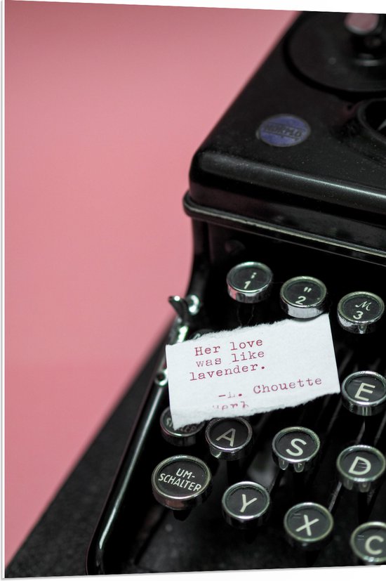 PVC Schuimplaat- Quote op Wit Papier Liggend op Zwarte Vintage Typemachine op Roze Achtergrond - 70x105 cm Foto op PVC Schuimplaat