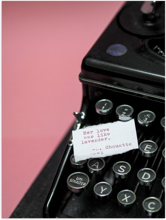 Poster Glanzend – Quote op Wit Papier Liggend op Zwarte Vintage Typemachine op Roze Achtergrond - 30x40 cm Foto op Posterpapier met Glanzende Afwerking