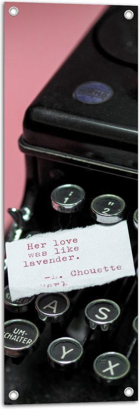 Tuinposter – Quote op Wit Papier Liggend op Zwarte Vintage Typemachine op Roze Achtergrond - 30x90 cm Foto op Tuinposter (wanddecoratie voor buiten en binnen)