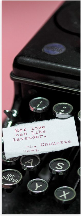 Poster Glanzend – Quote op Wit Papier Liggend op Zwarte Vintage Typemachine op Roze Achtergrond - 20x60 cm Foto op Posterpapier met Glanzende Afwerking