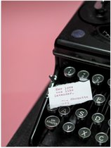 Poster Glanzend – Quote op Wit Papier Liggend op Zwarte Vintage Typemachine op Roze Achtergrond - 60x80 cm Foto op Posterpapier met Glanzende Afwerking
