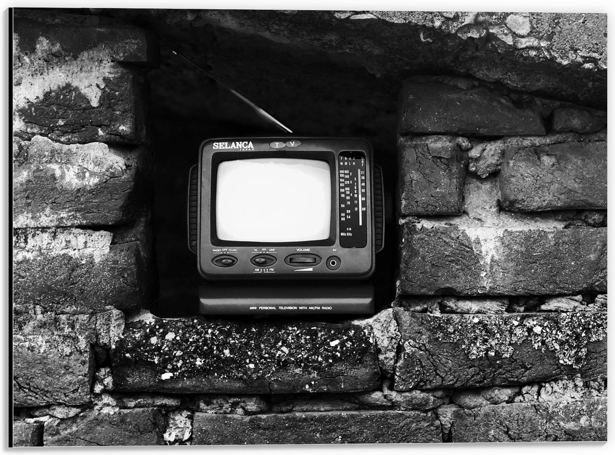 Dibond - Ouderwetse Televisie in de Muur (Zwart-wit) - 40x30 cm Foto op Aluminium (Wanddecoratie van metaal)