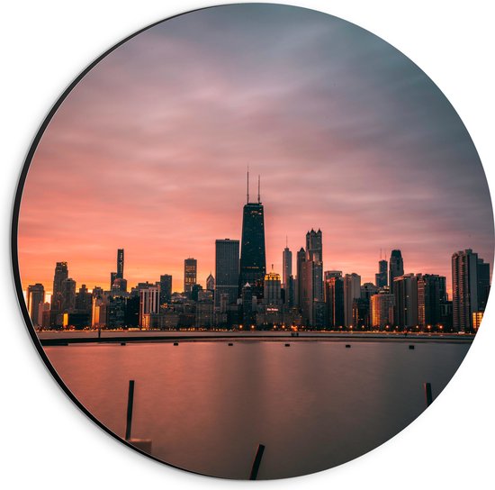 Dibond Muurcirkel - Zonsondergang Zakkend achter Skyline aan het Water - 20x20 cm Foto op Aluminium Muurcirkel (met ophangsysteem)