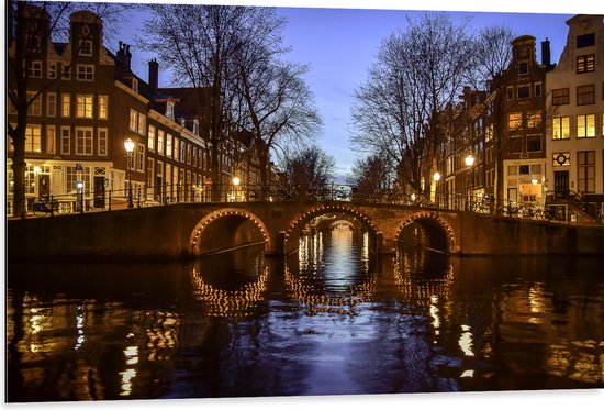 Dibond - Verlicht Bruggetje over Amsterdamse Grachten - 105x70 cm Foto op Aluminium (Met Ophangsysteem)