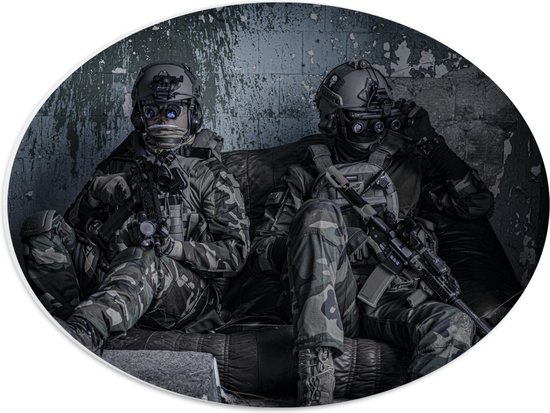 PVC Schuimplaat Ovaal - Twee Rustende Soldaten - 40x30 cm Foto op Ovaal (Met Ophangsysteem)