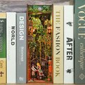 Boekensteun "The Secret Garden" met gedetailleerd tuinlandschap en figuren, tussen diverse boeken.