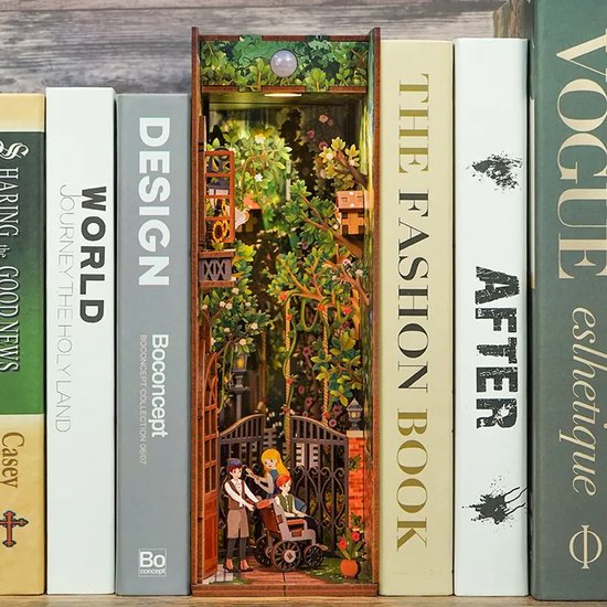 Boekensteun "The Secret Garden" met gedetailleerd tuinlandschap en figuren, tussen diverse boeken.