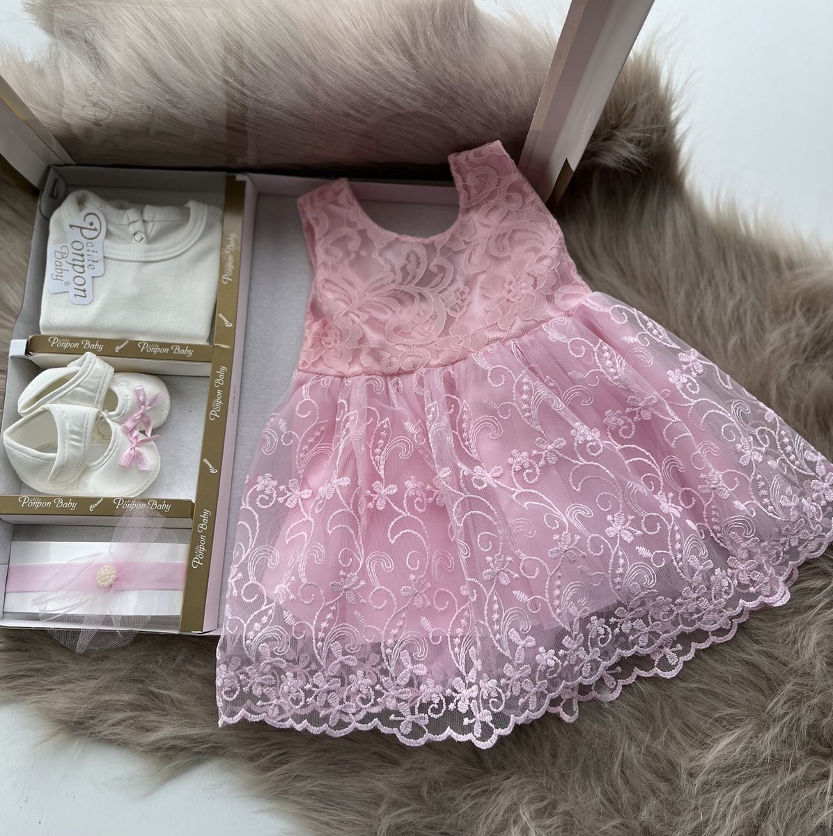 Goedkoopste luxe feestjurk-bruidsjurk-Baby jurk-doopjurk -dooppakje-roze jurk-onderhemd-haarband-schoentjes-new born-geschenkenset -geschenkdoos-kraamcadeau-fotoshoot -4 delige set-bloemenmotief-tule jurk met strik-maat 56/62(0 tem 4 maanden