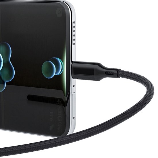 Zwarte gevlochten USB-C kabel aangesloten op de zijkant van een smartphone met zilveren rand.