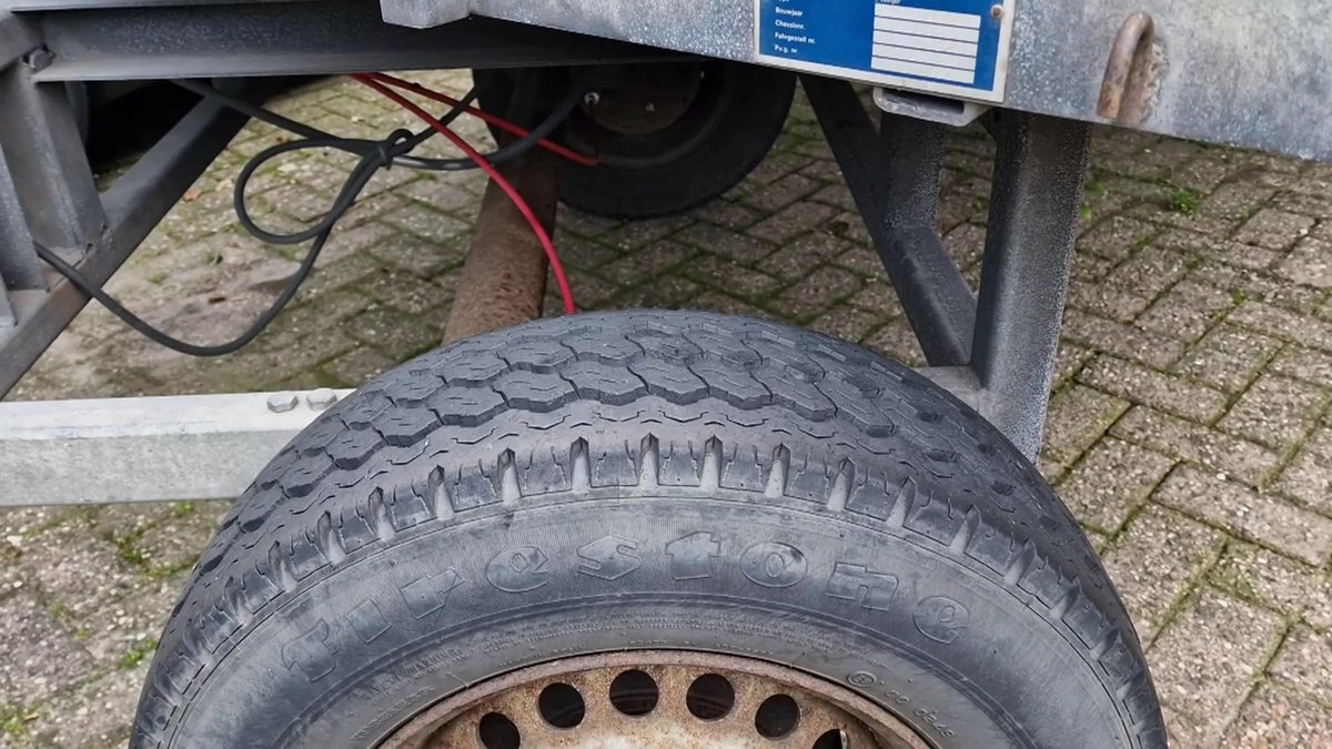 De Verwonde Jonge Positieve Zwarte Spaanse Mannelijke Dragende Halssteun Het Houden Dient Pijn Rond Steun Die Gezichten Maken Image72336013