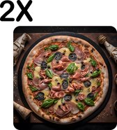 BWK Stevige Placemat - Traditionele Pizza op een Donkere Ondergrond - Set van 2 Placemats - 40x40 cm - 1 mm dik Polystyreen - Afneembaar