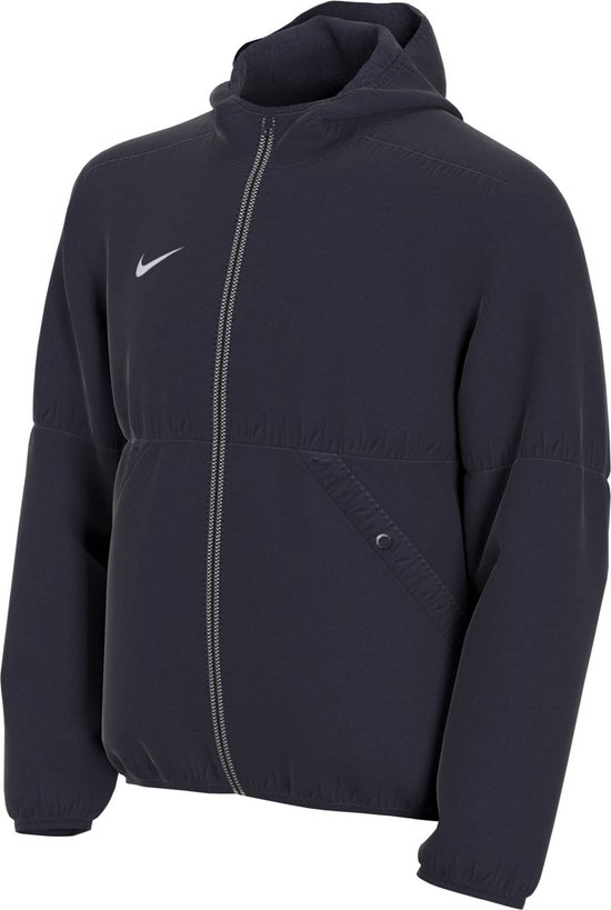 Donkerblauwe jas met capuchon en rits, Nike logo op de borst, detail van zak met drukknoop.