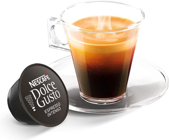 Een glas Dolce Gusto Espresso Intenso met een bruine schuimkraag, naast een zwarte capsule.