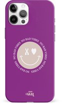 xoxo Wildhearts No Bad Vibes Purple - Single Layer - Hard case hoesje geschikt voor iPhone 12 Pro hoesje - Hoesje met smiley / emoji - Beschermhoes geschikt voor iPhone 12 Pro case met print - paars