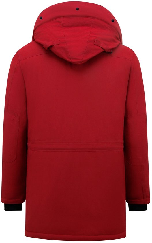 Achterkant van een rode herenparka met capuchon en verstelbare banden.