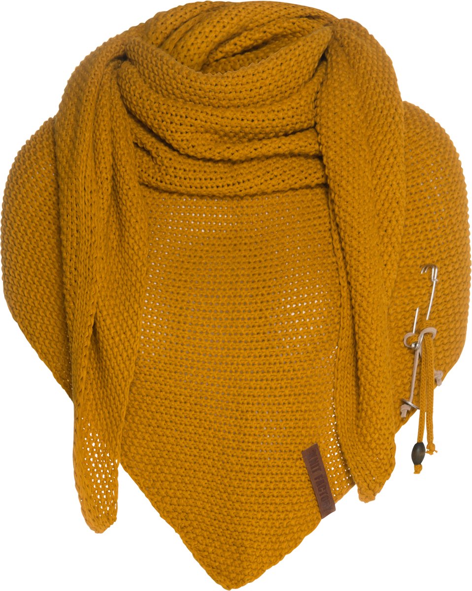 Knit Factory Coco Gebreide Omslagdoek - Driehoek Sjaal Dames - Dames sjaal - Wintersjaal - Stola - Wollen sjaal - Gele sjaal - Oker - 190x85 cm - Inclusief sierspeld