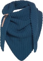 Knit Factory Demy Gebreide Omslagdoek - Driehoek Sjaal Dames - Dames sjaal - Wintersjaal - Stola - Wollen sjaal - Donkerblauwe sjaal - Petrol - 190x85 cm - Inclusief siersluiting