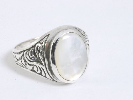 Zware bewerkte zilveren ring met parelmoer