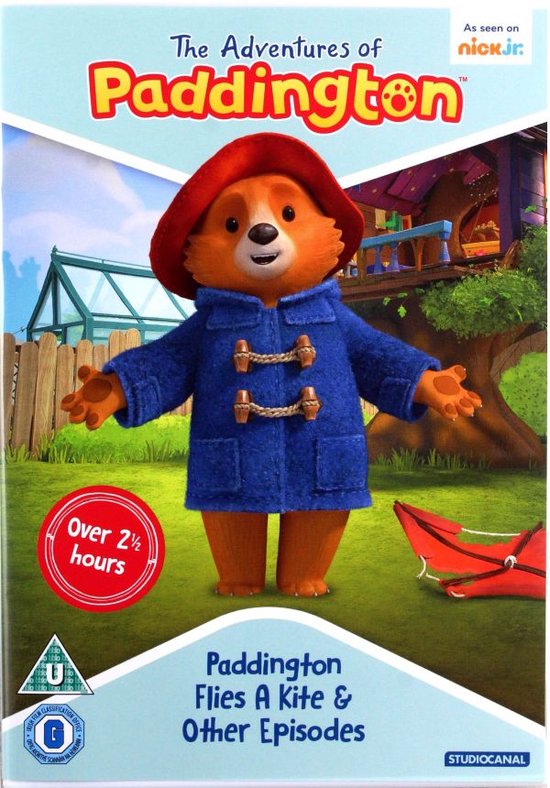 De voorkant van de dvd-hoes van 'The Adventures of Paddington'. Paddington draagt zijn blauwe jas en rode hoed, met op de achtergrond een boomhut. 'Paddington Flies A Kite & Other Episodes' staat onderaan.