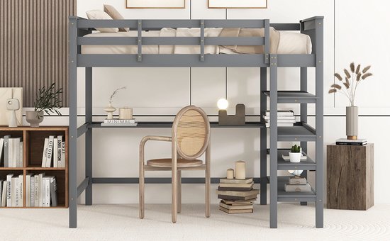 Grijze hoogslaper met bureau en open kasten, opgemaakt bed, stoel.