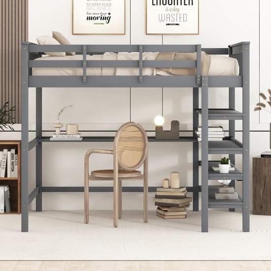 Grijze hoogslaper met bureau, open kasten, opgemaakt bed, stoel en boeken.