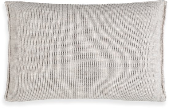 Rechthoekig beige sierkussen met een gebreide structuur.