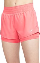 Nike dri-fit one 2-in-1 short in de kleur roze.