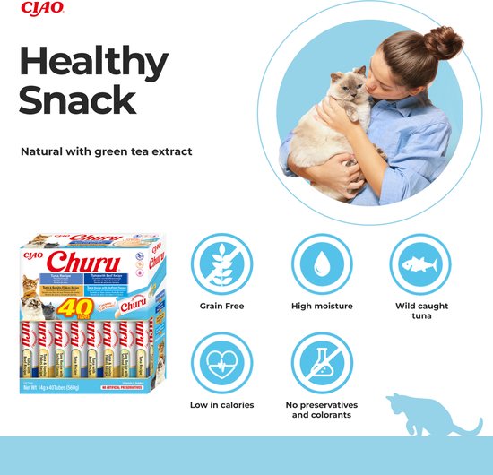 Vrouw knuffelt kat naast een doos Churu kattensnacks met iconen voor gezonde eigenschappen.