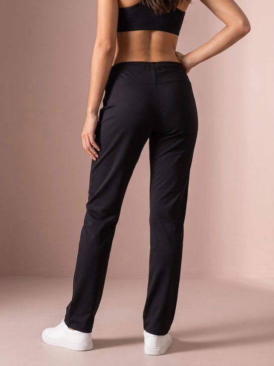 Achteraanzicht van een zwarte Sjeng Sports trainingsbroek van Powerstretch-stof met een aansluitende pasvorm.