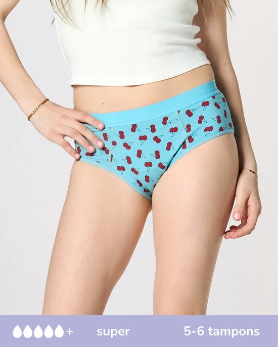 Model draagt een lichtblauwe hipster met kersenprint en een super absorptie kruisje voor 5-6 tampons.