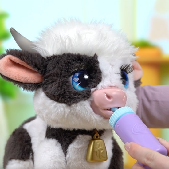 FurReal Riley knuffelkoe met zwart-witte vacht en bel, wordt gevoed met een lila flesje.