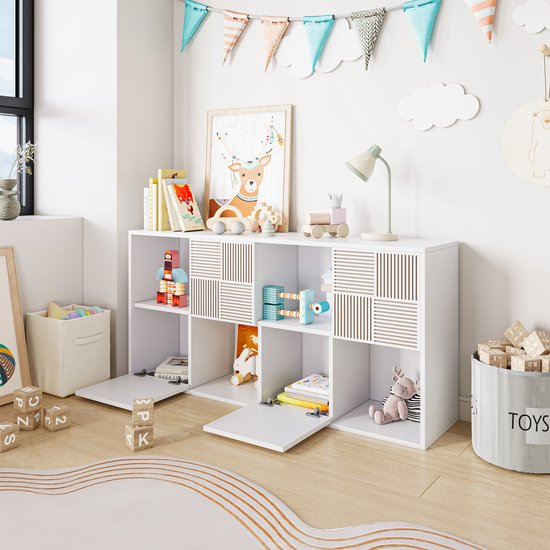Witte kast voor kinderkamer, met open vakken en deurtjes, en een patroon van lijnen.