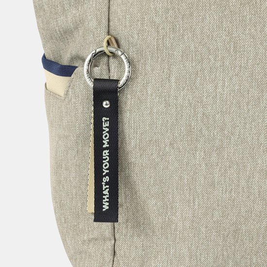 Close-up van een zwarte Hedgren sleutelhanger met de tekst 'WHAT'S YOUR MOVE?' aan een zilveren ring.