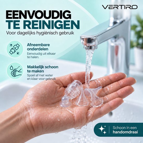 Hand wast transparante opzetstukken van de neusreiniger onder een kraan. Makkelijk schoon te maken.
