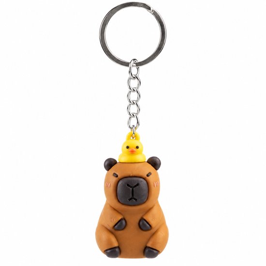 Bruine capybara sleutelhanger met een gele eend op zijn hoofd, gemaakt van siliconen.