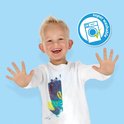 Un garçon souriant aux cheveux blonds, portant un t-shirt blanc avec des éclaboussures de peinture colorées et les mains ouvertes. Une icône ronde montre une machine à laver avec une coche et le texte 'super washable'.