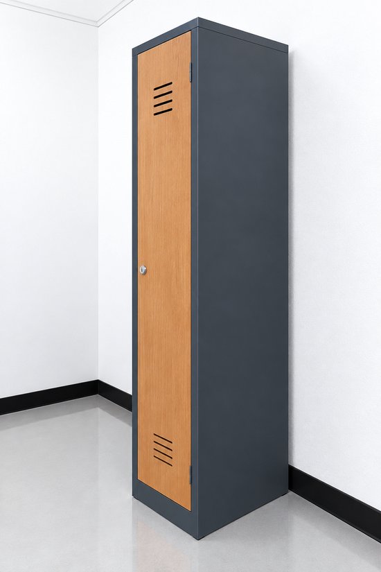 Grijze lockerkast met houten deur en zilverkleurige greep met sleutelgat.