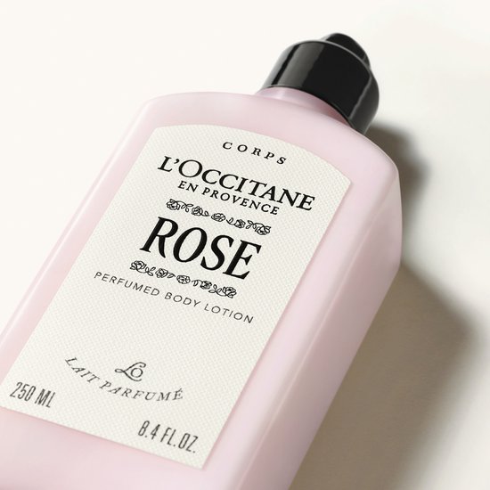 L'Occitane Rose Perfumed Body Lotion 250 ml in een roze fles met een zwart pompje.