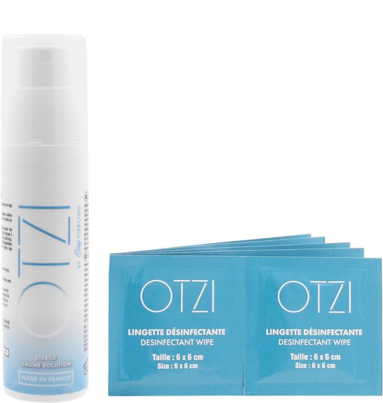 Een witte sprayfles met OTZI en "STERILE SALINE SOLUTION MADE IN FRANCE". Daarnaast liggen vier blauwe zakjes met OTZI en "LINGETTE DÉSINFECTANTE DESINFECTANT WIPE".