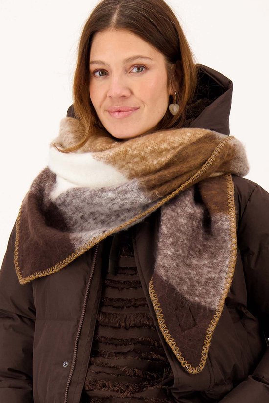 Model met een ruitpatroon in bruin-, grijs- en wittinten, gedrapeerd om de nek.