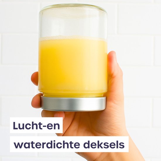 Hand houdt een glazen fles met gele vloeistof vast en een luchtdicht metalen deksel aan de onderkant.